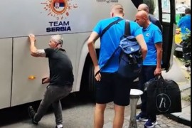 Košarkaši Srbije u pokvarenom autobusu: Šofer nogom otvara gepek