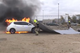 Pogledajte kako gase požar na elektičnom automobilu