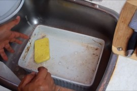 Tepsiju nije pametno staviti u mašinu za suđe, evo kako je oprati bez ribanja