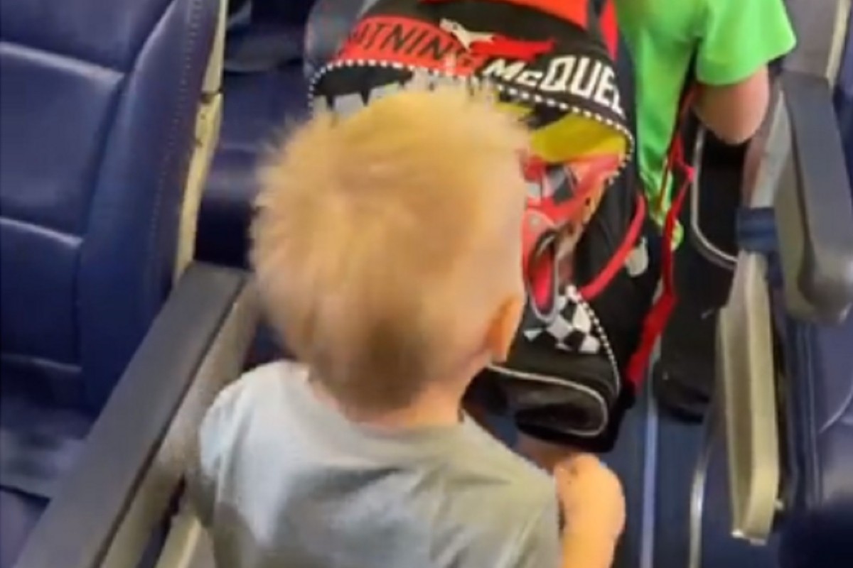 Dječak gestom nasmijao sve putnike u avionu