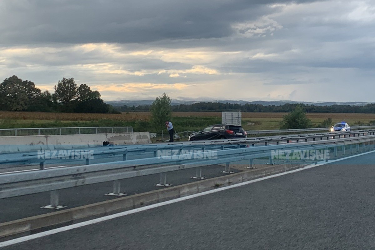 Nezgoda na auto-putu Banjaluka - Gradiška: Mercedesom udario u ogradu