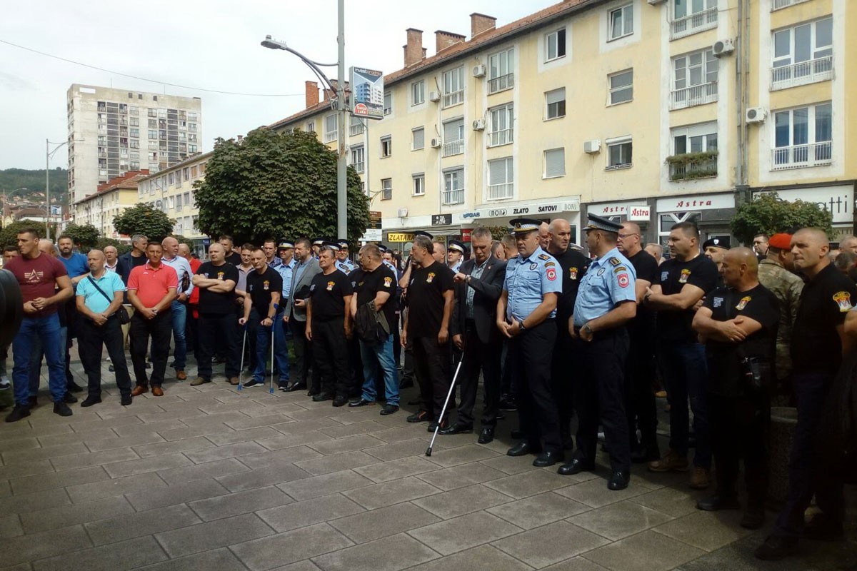 Postrojavanje ispred Policijske uprave: Evocirali uspomene na ratne dane