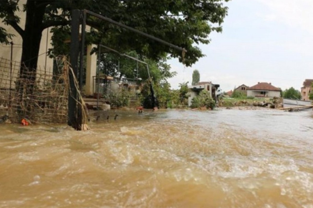 U poplavama i klizištima poginule 22 osobe