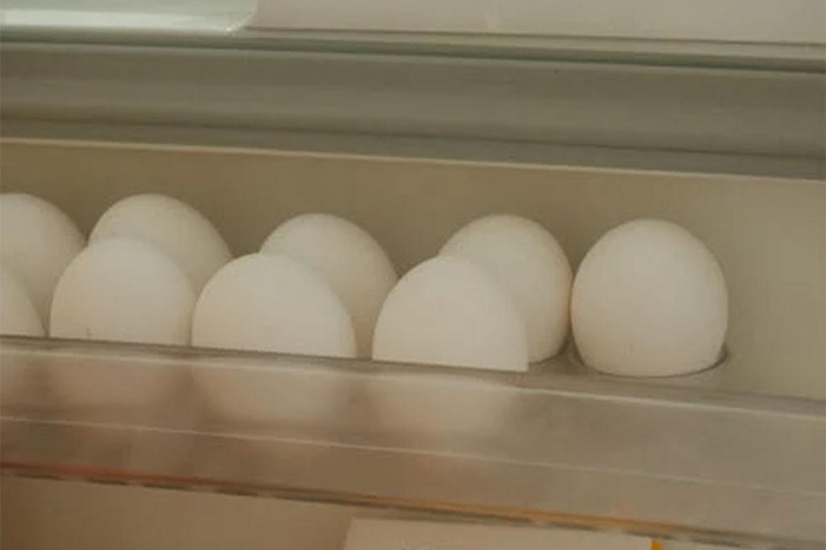 Zašto jaja nikako ne smijete da čuvate u vratima frižidera