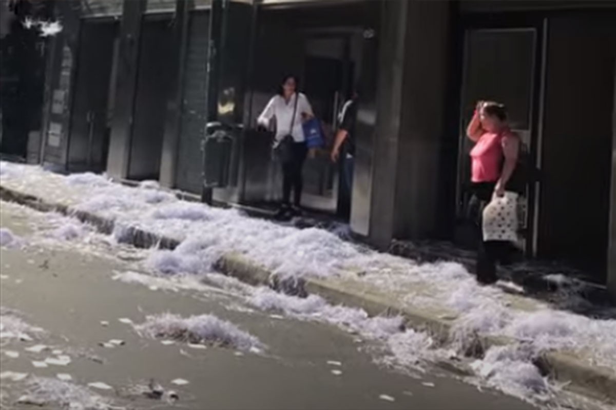 Argentinci uoči Nove godine bacaju kancelarijski materijal kroz prozor