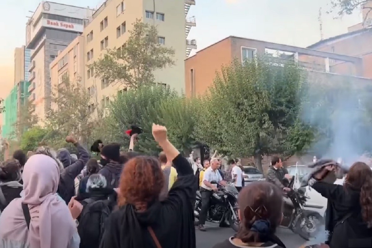 Policajac zapaljen u toku protesta (UZNEMIRUJUĆI VIDEO)