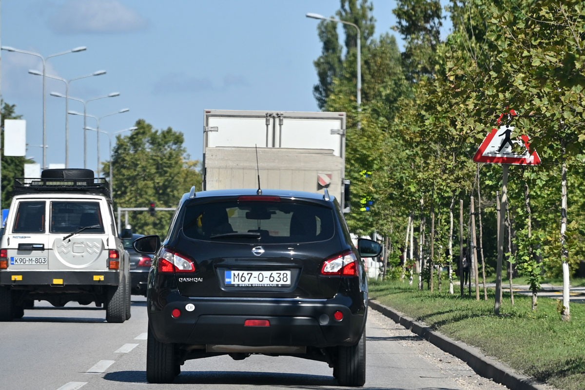 Saobraćajni znakovi sakriveni u krošnjama opasnost za vozače i pješake