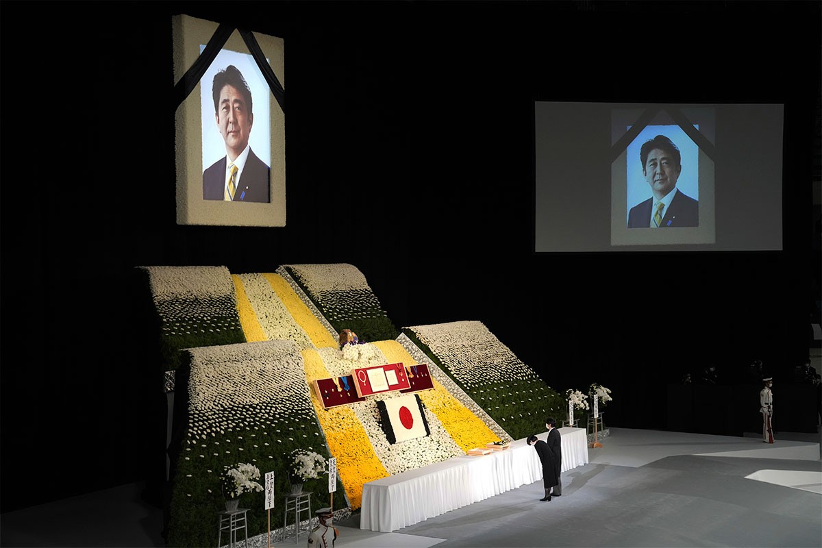 Abe podijelio Japan: Svađe na dan sahrane