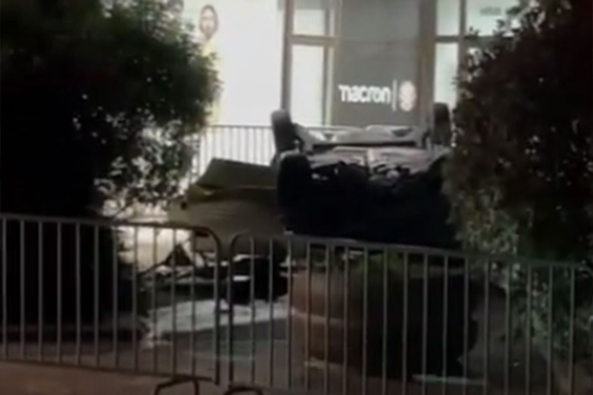 Drama ispred Poljuda: Auto sa velike visine pao na krov, troje teško povrijeđenih