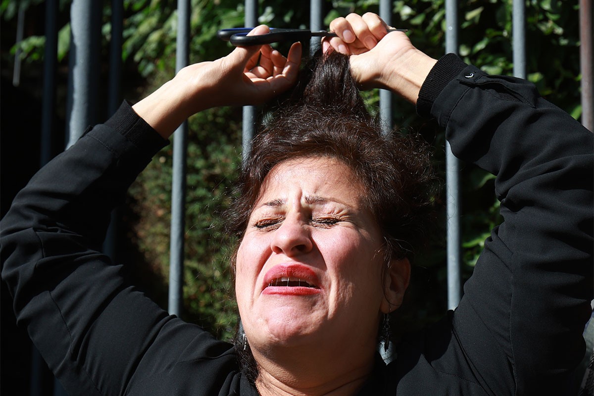 Iranka u suzama rezala kosu na protestu u Zagrebu: "Iran treba slobodu"