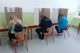 Novo pravilo: Glasačke kabine okrenute ka biračkom odboru i posmatračima
