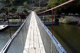 Posjetioci ranije upozoravali da je viseći most u Čačku u izuzetno lošem stanju