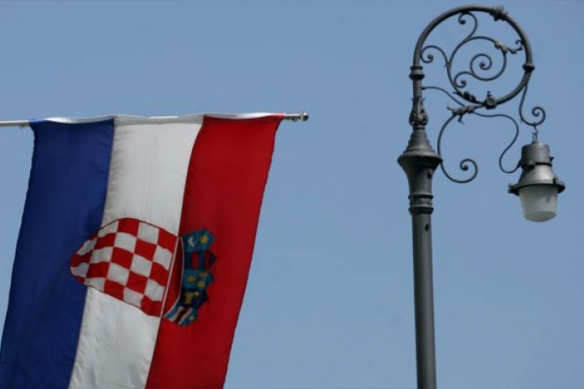 Djevojka zapalila hrvatsku zastavu