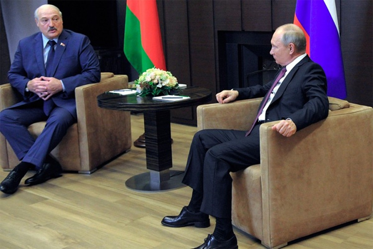 AP: Lukašenko poklonio Putinu traktor za 70. rođendan