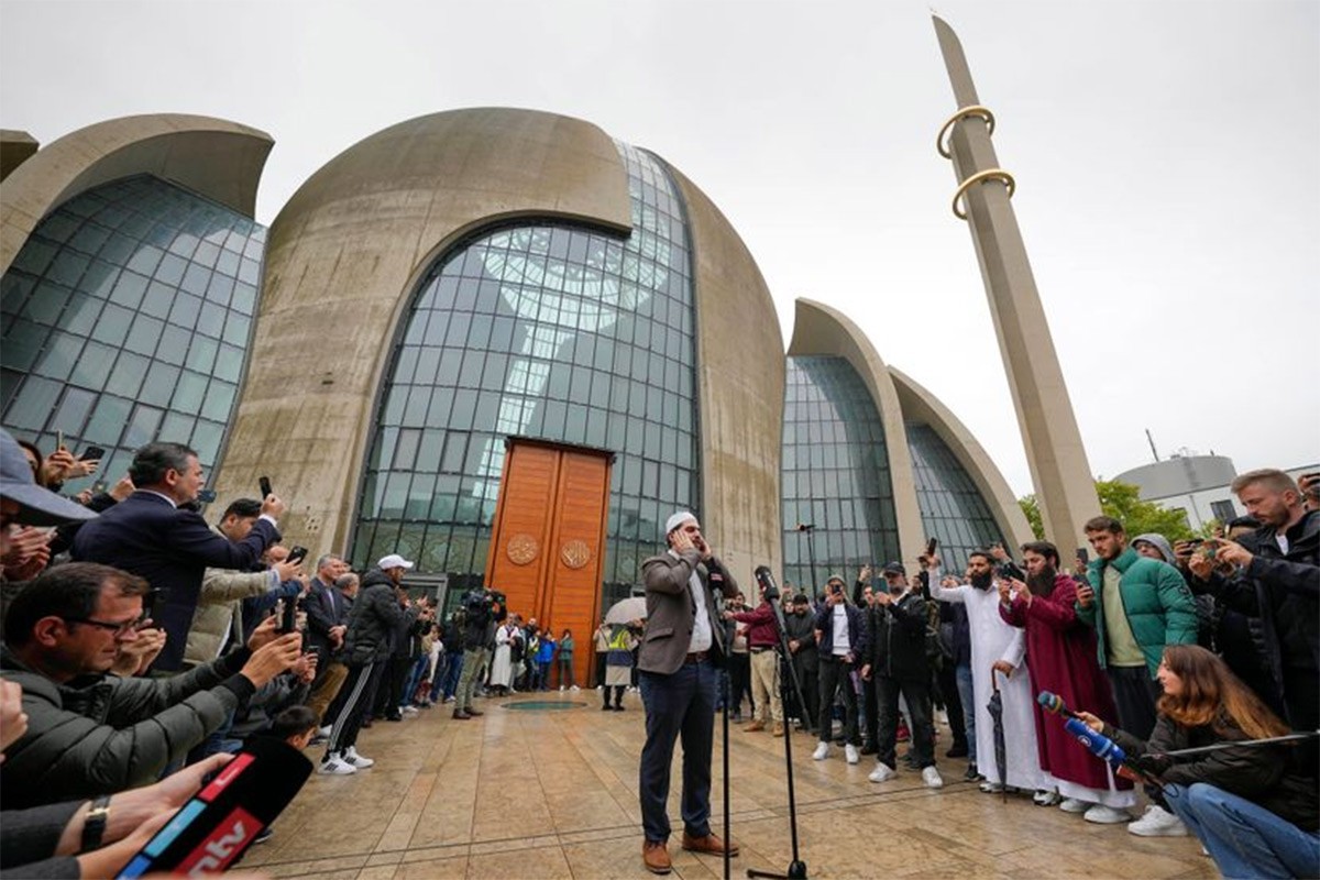 Mujezin prvi put pozvao sa razglasa na molitvu, građani Kelna protestovali
