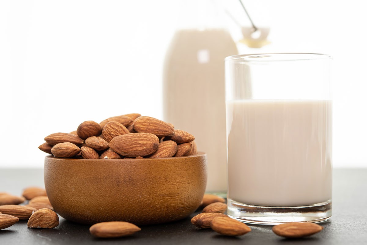 Napitak bogat vitaminima i mineralima: Bademovo mlijeko riznica zdravlja