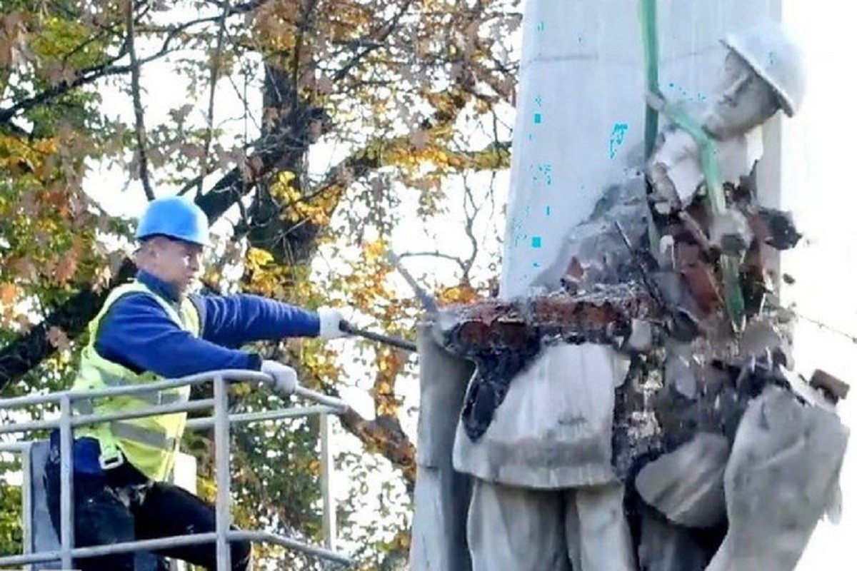 Poljska ruši spomenike iz sovjetske ere (VIDEO)