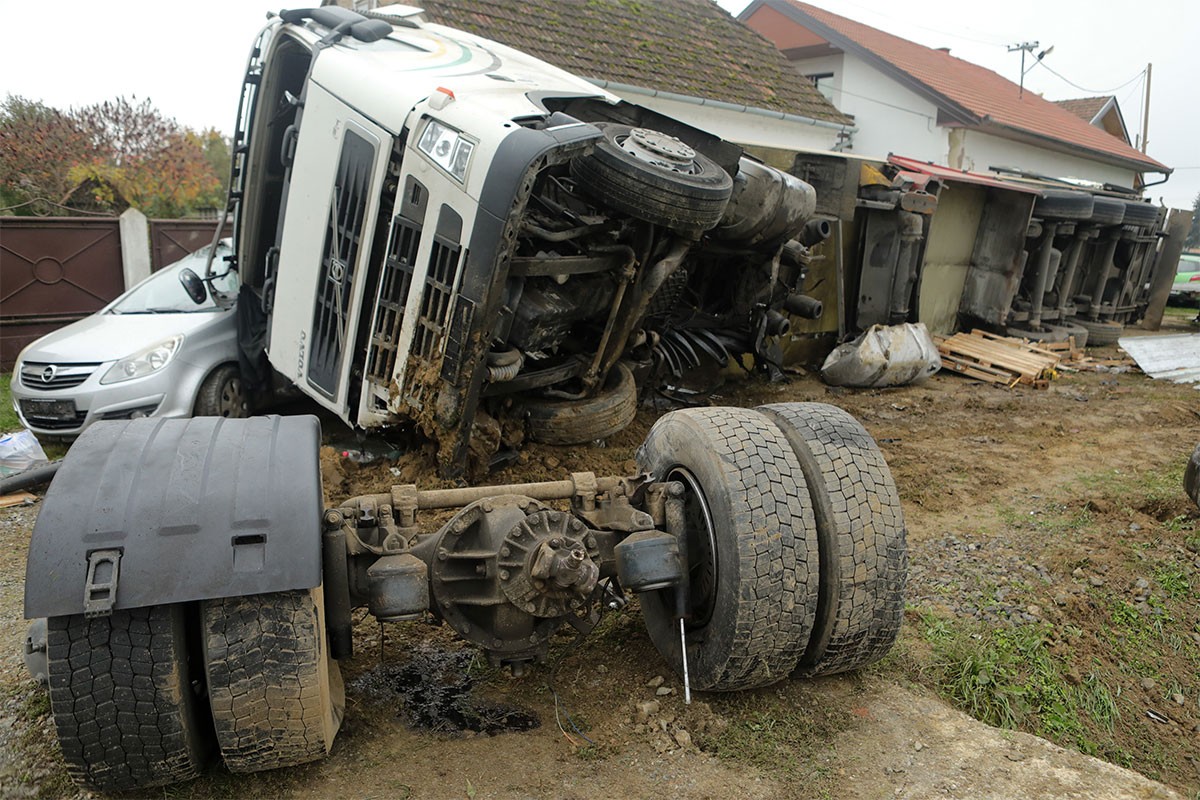 Kamionom udario u kuću i demolirao frizerski salon i auto (FOTO)