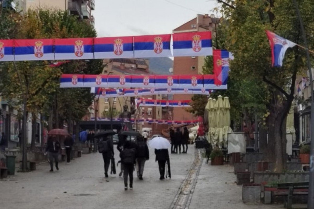 Posljednje pripreme za skup u Kosovskoj Mitrovici, odjekuje "Veseli se srpski rode"