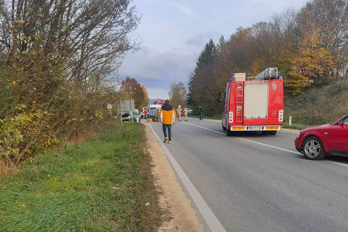 Sudar četiri auta na ulazu u Prijedor, na terenu vatrogasci i hitna pomoć