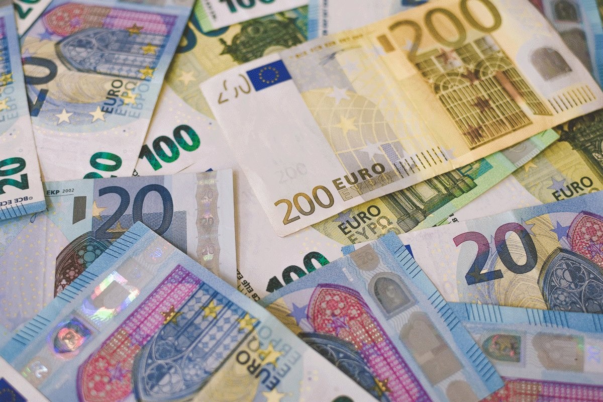 Dolar se oporavio, evro pao