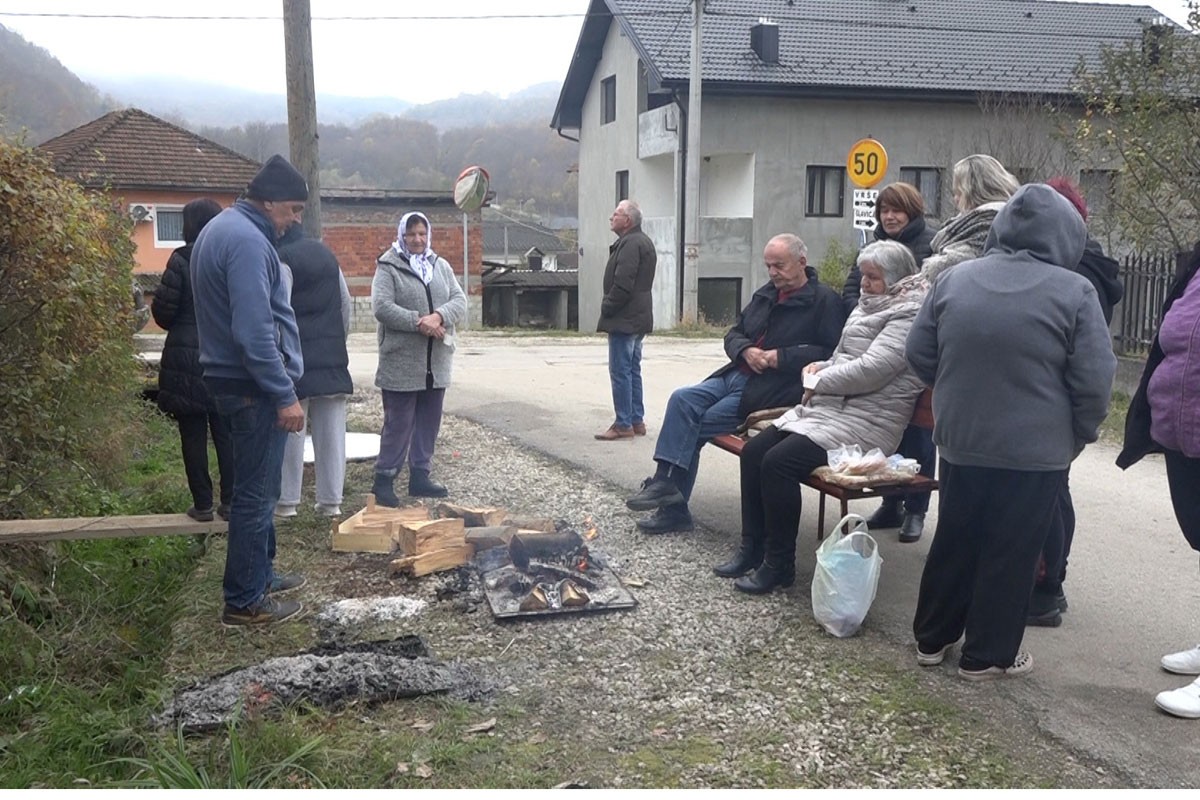 Straže u selu Gornji Kamengrad: Mještani tijelima zaustavljaju mašine