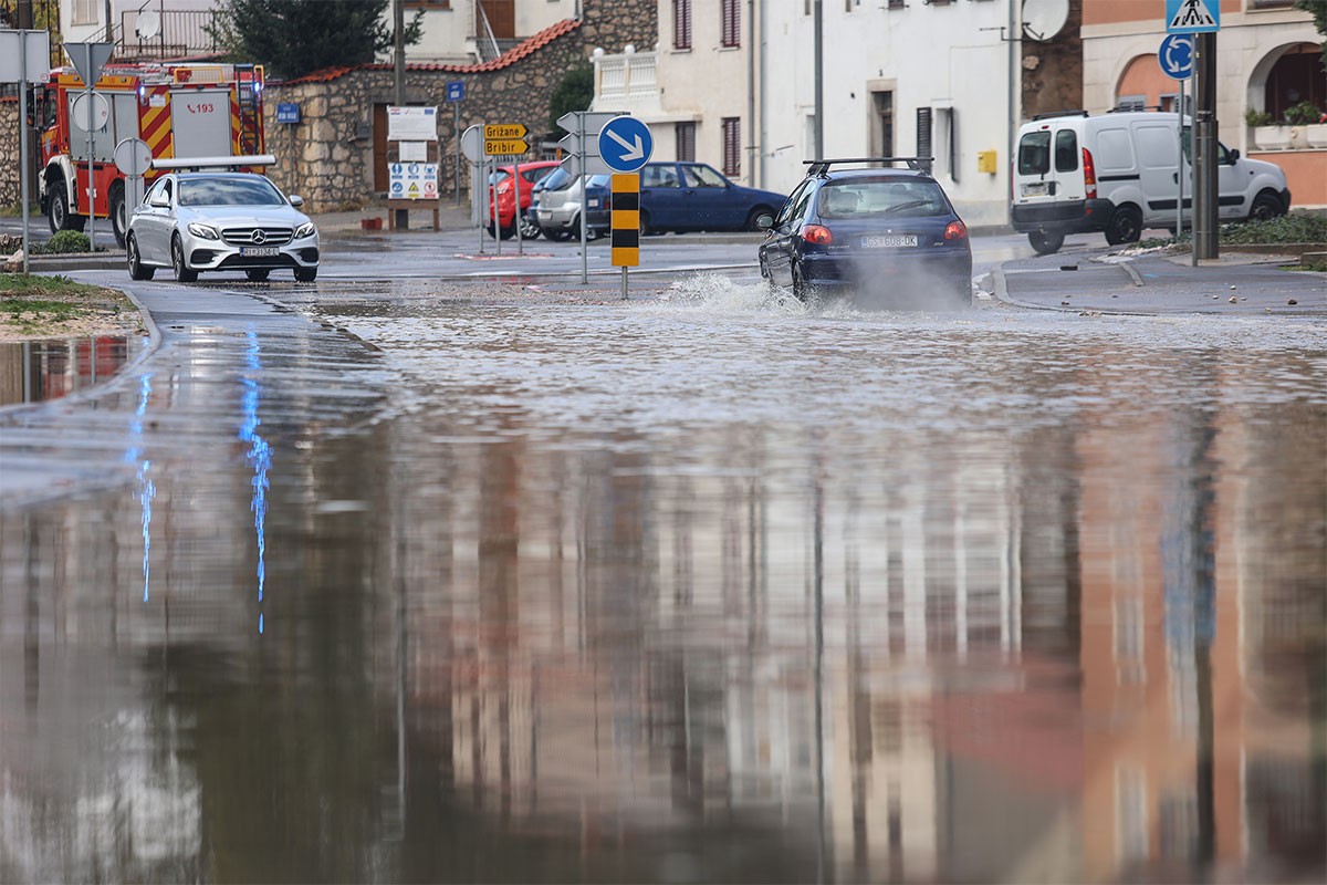 Potop u Hrvatskoj: Voda ulazi u kuće (FOTO/VIDEO)