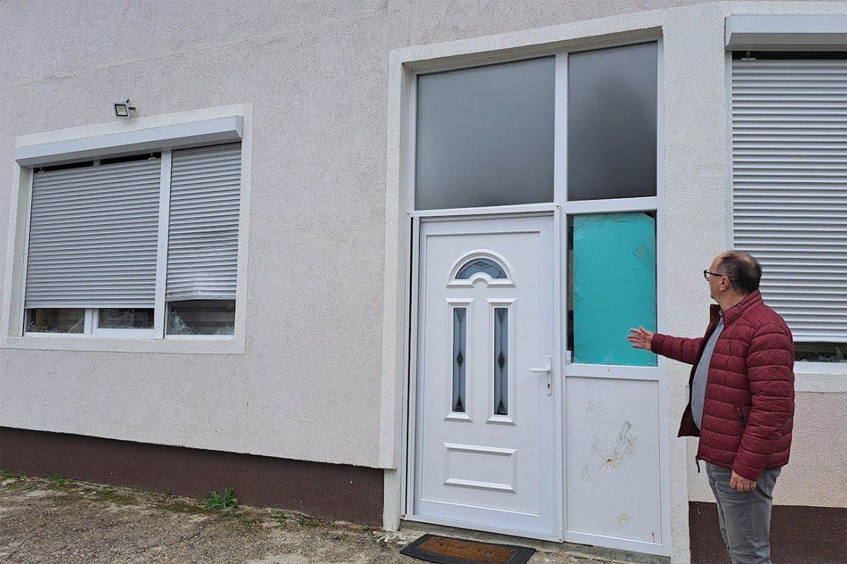 Polupani prozori i vrata na kući načelnika opštine Ribnik: "Ovo je užasno i žalosno"