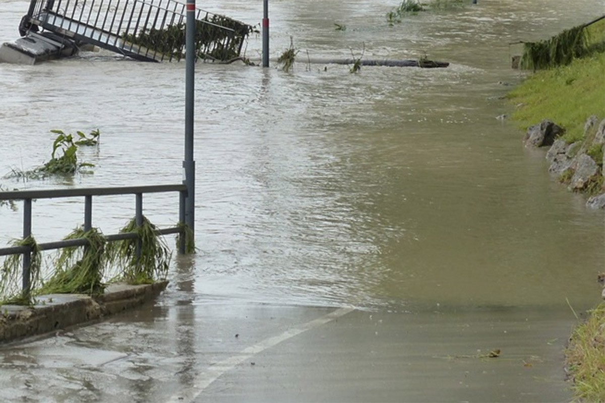 Poplave u Albaniji: Voda odnijela auto, stradali otac i sin