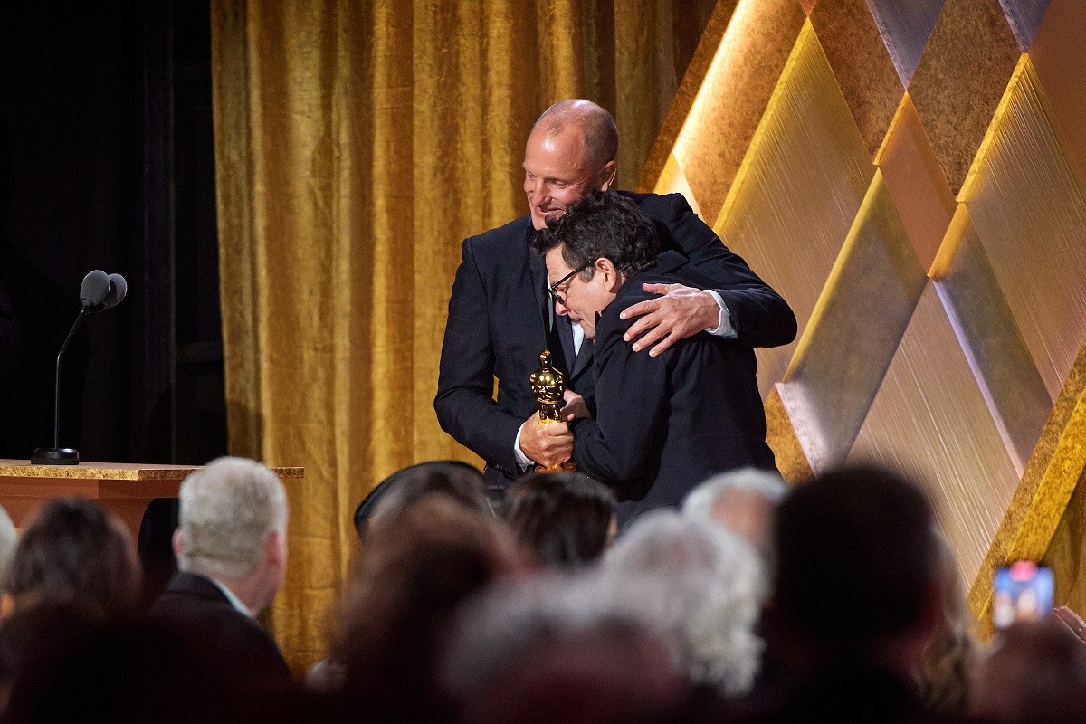 Harelson uručio Majkl Džej Foksu počasnog Oskara (VIDEO)
