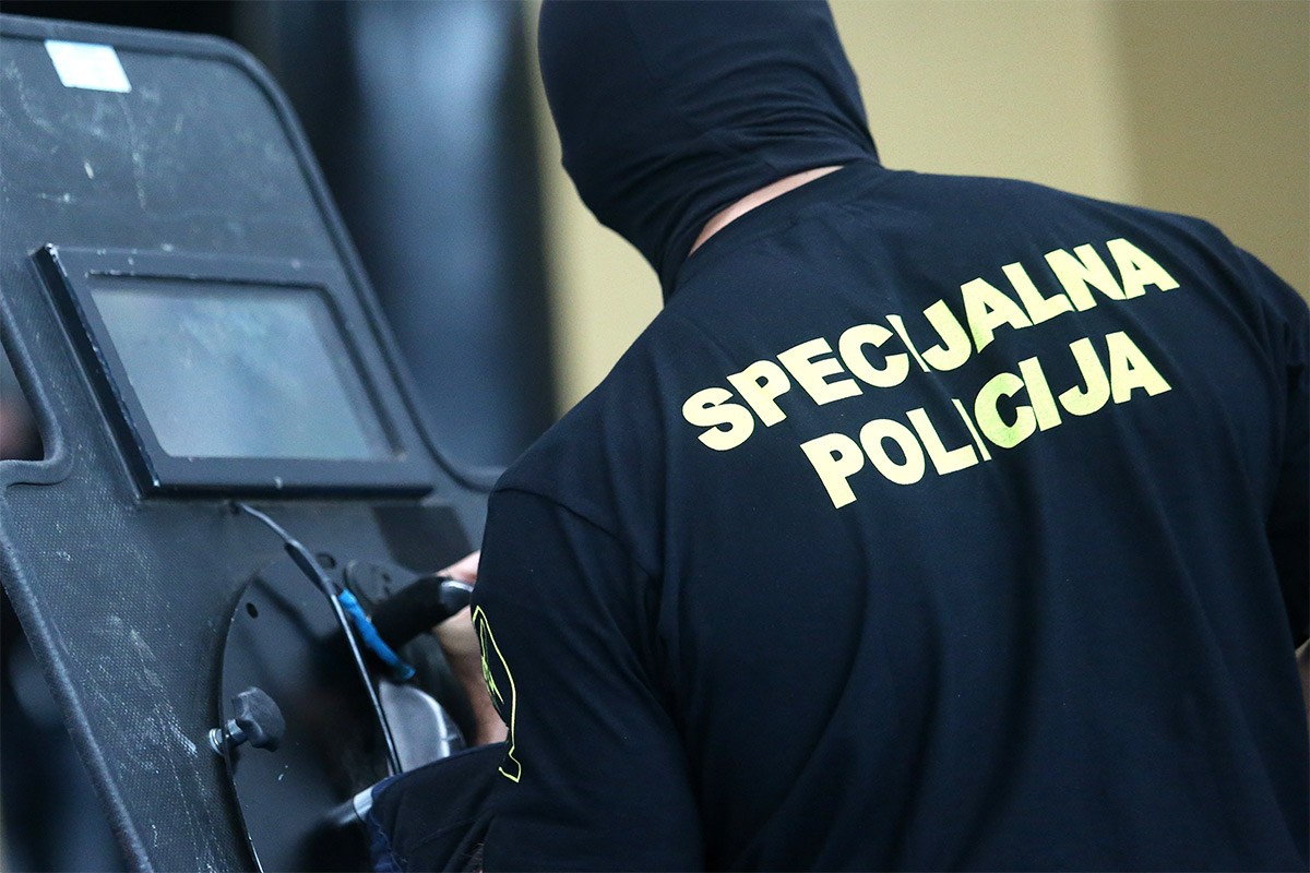 Specijalci u kafiću uhapsili dvojicu muškaraca iz BiH