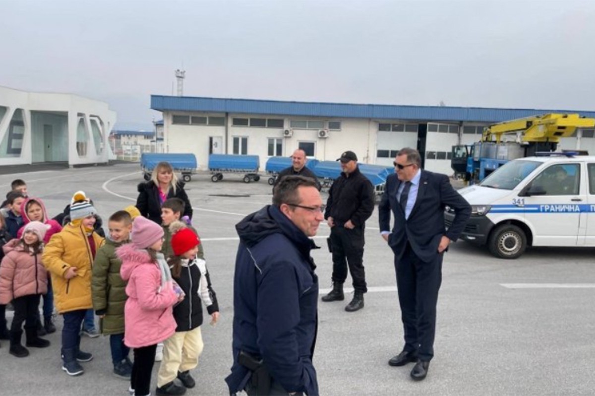 Zanimljiv susret Dodika i mališana na sarajevskom aerodromu