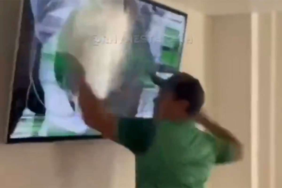 Navijač se iskalio na televizoru nakon ispadanja Meksika (VIDEO)