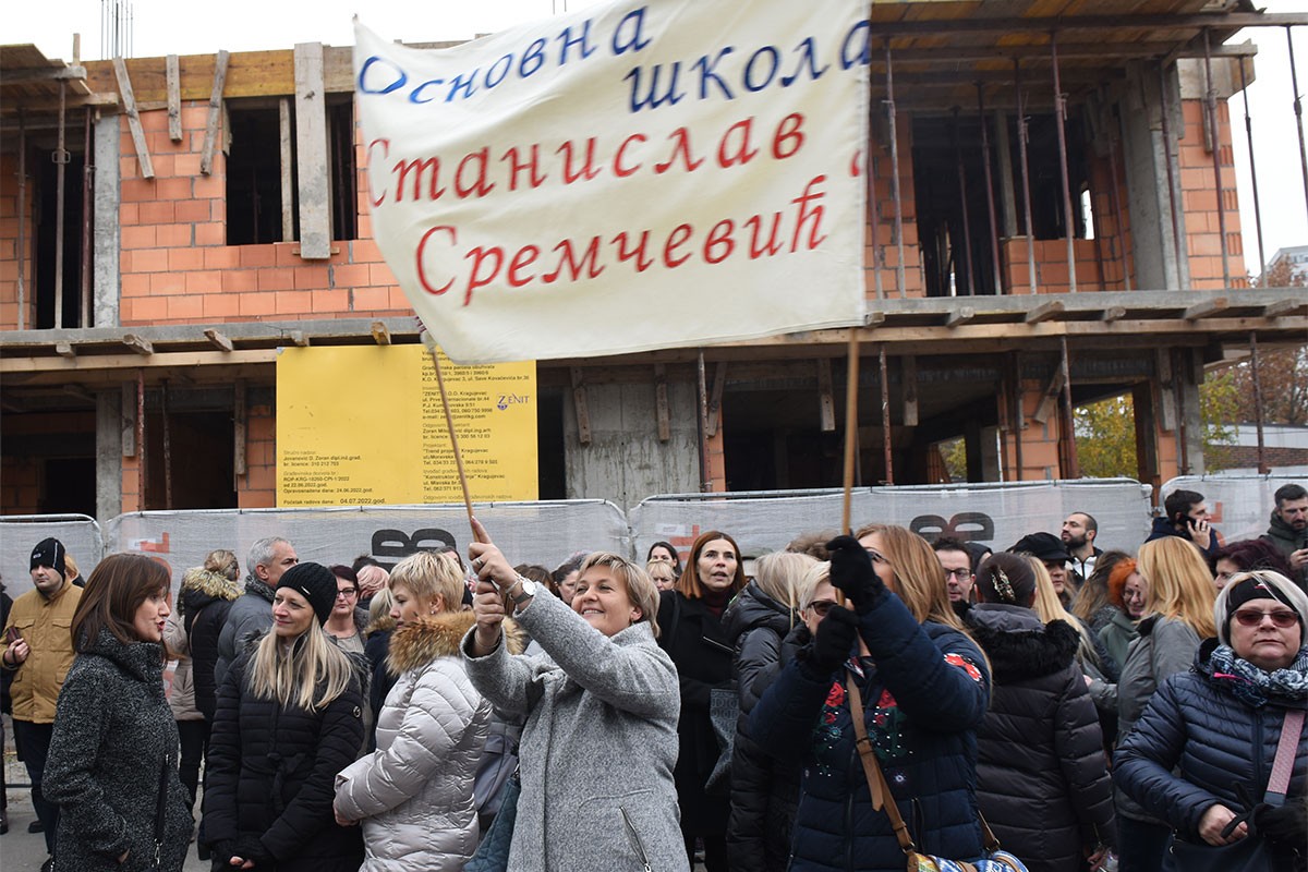 Širom Srbije održan protest prosvjetnih radnika: Nastavnici traže status službenog lica