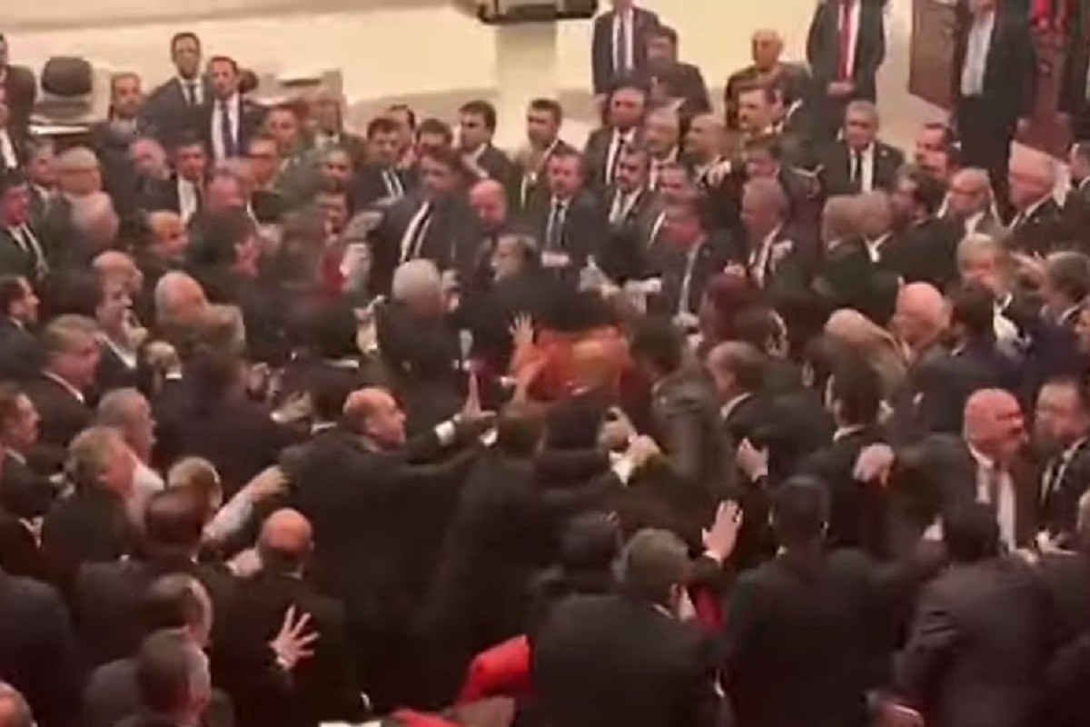 Tuča u parlamentu: Poslanik završio na intenzivnoj njezi (VIDEO)