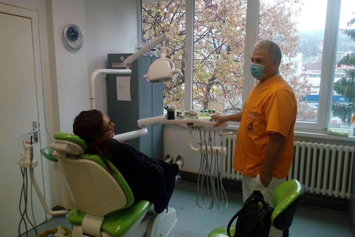 Pregled i popravak zuba na stolicama koje puštaju prijatne zvukove