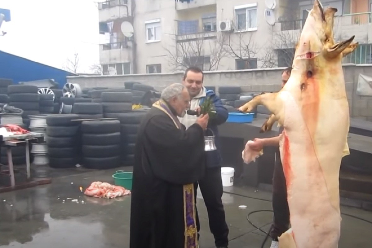 Svinjokolj na autopraonici uz blagoslov sveštenika (VIDEO)