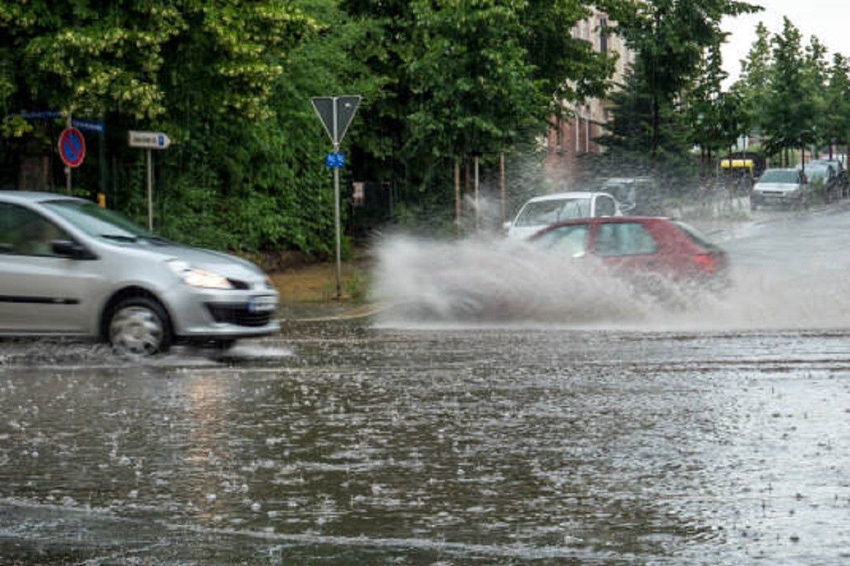 Ulice Moskve poplavljene nakon jake kiše (VIDEO)