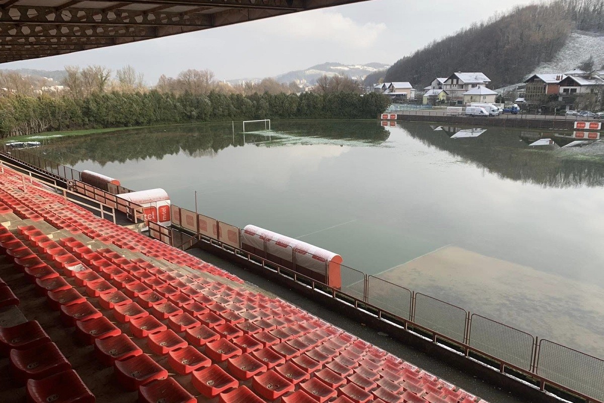 Poplavljen stadion Slobode iz Novog Grada (FOTO)