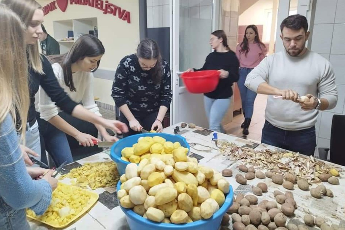 Studenti Filološkog fakulteta pripremali obrok u javnoj kuhinji "Mozaik prijateljstva"