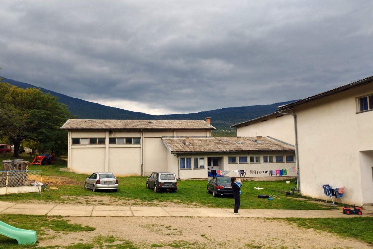 U srpskom selu nastavu pohađaju samo dvije sestre koje žive u školi