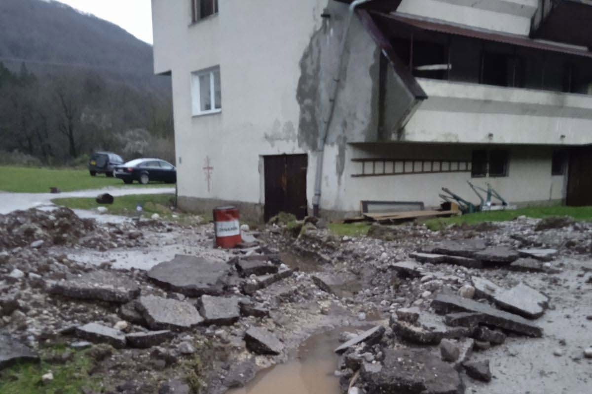 Poplave napravile ogromnu štetu stanovništvu: Bujice pomjerile i bungalove na Tjentištu