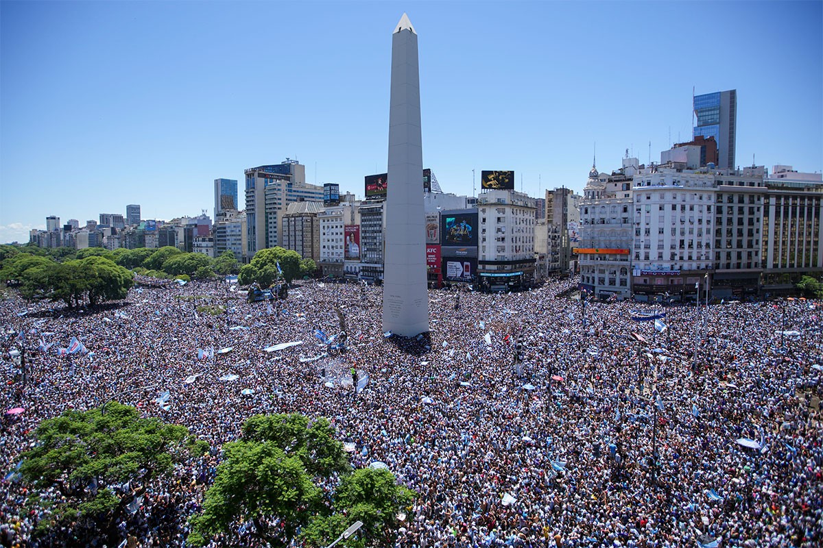 Argentinci u pobjedničkoj paradi, stotine hiljada ljudi na ulicama Buenos Ajresa (VIDEO)