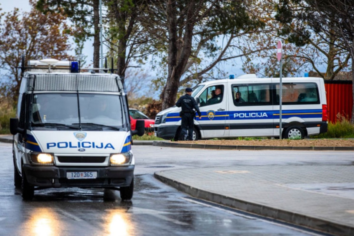 Tri tijela i 20 migranata pronađeno blizu granice BiH i Hrvatske