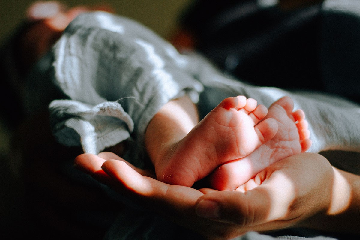 ISPRAVKA: Izmišljena priča o medicinskoj sestri koja je “zamijenila 5.000 beba”