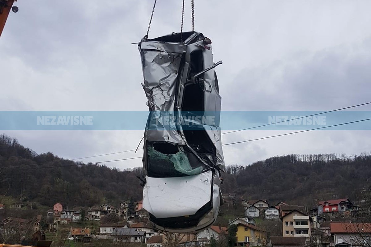 Pogledajte izvlačenje forda koji se zaglavio na stijenama u Banjaluci (VIDEO)