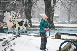 Zimske radosti u Banjaluci: Mališani uživali u prvom ovogodišnjem snijegu