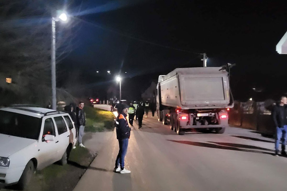 Mještani postavili blokade: "Našim putem za 24 sata prođe 400 kamiona"