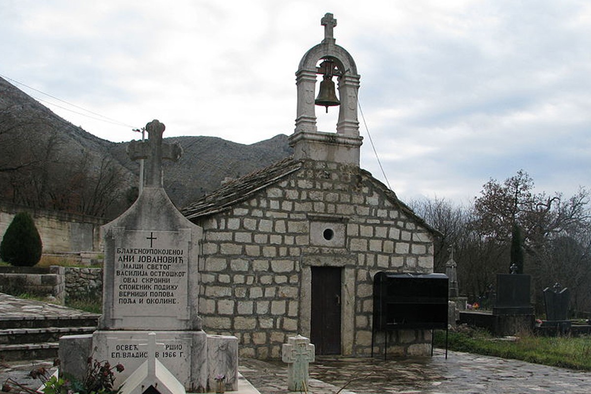 Oskrnavljeno groblje u rodnom selu Svetog Vasilija Ostroškog