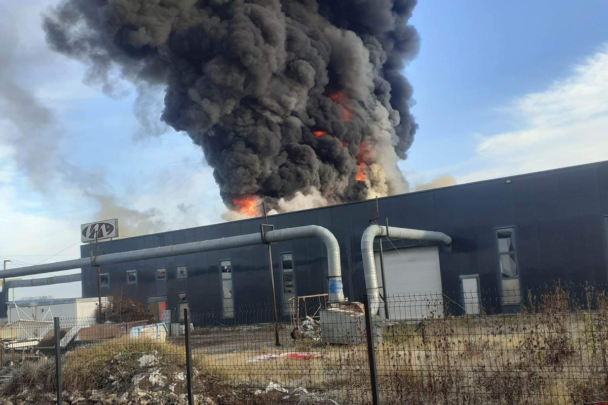 Dvije osobe povrijeđene u požaru u salonu namještaja "Malagić", izgorjela trećina fabrike (VIDEO)